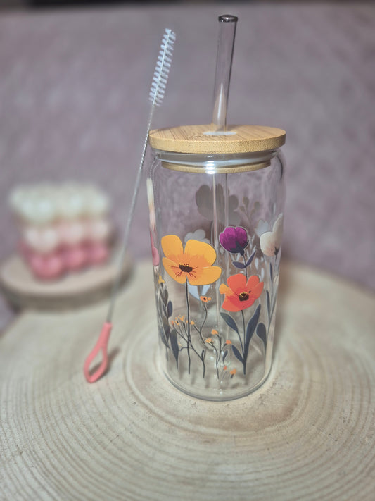 Glas mit Strohhalm Blumen farbenfroh