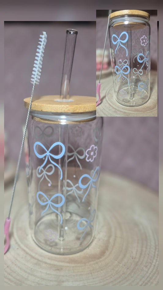 Glas mit Strohhalm blaue Schleifen