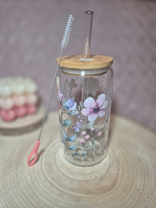 Glas mit Strohhalm Blumen pastell